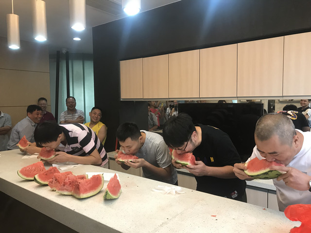 公司后勤開展了一場吃西瓜比賽