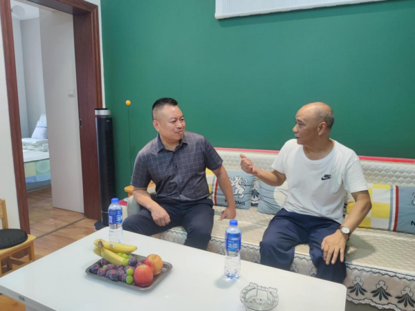 公司領導走訪慰問退休員工